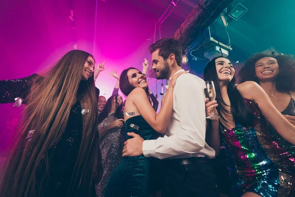 Fotografie lidí setkání tanec těšit chlap flirtovat s ženou nosit módní stylové oblečení moderní klub uvnitř — Stock fotografie