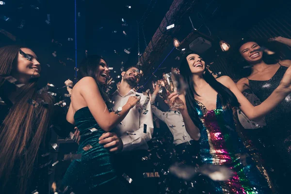 Foto de gente grupo danza tener divertido chico abrazo dama desgaste moda elegante traje moderno club en el interior —  Fotos de Stock