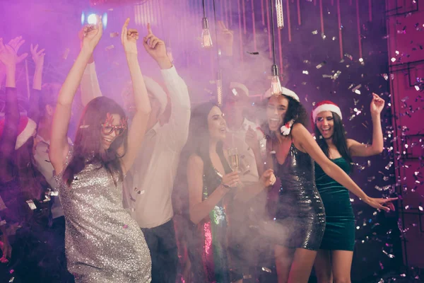 Photo de personnes party guy danse avec fille profiter de l'événement porter robe brillante santa lunettes tenue élégante club moderne à l'intérieur — Photo