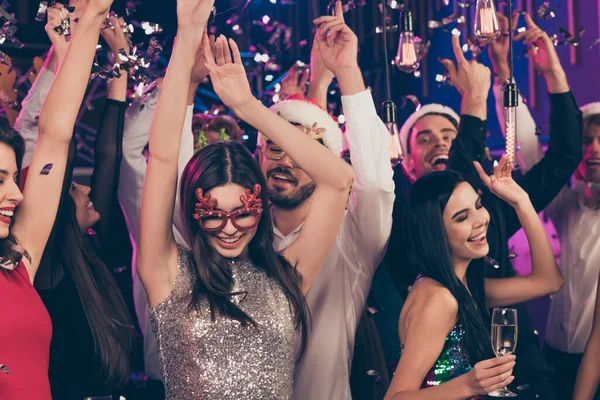 Photo of many people party guy flirt dziewczyna nosić błyszczący strój Santa okulary stylowy strój nowoczesny klub w pomieszczeniach — Zdjęcie stockowe