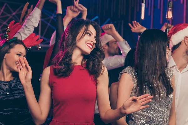 Foto de muitas pessoas festa senhora lábios vermelhos sorriso brilhante alegrar vestir vestido elegante roupa moderna clube dentro de casa — Fotografia de Stock