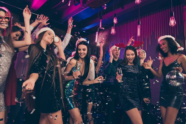 Foto van vrolijke mensen dame houden wijnglas hebben plezier vreugde evenement dragen trendy outfit moderne club binnen — Stockfoto