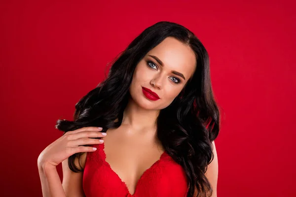 Ritratto di fantastica ragazza pettinatura marrone neve fanciulla indossare reggiseno luminoso isolato su sfondo di colore rosso — Foto Stock