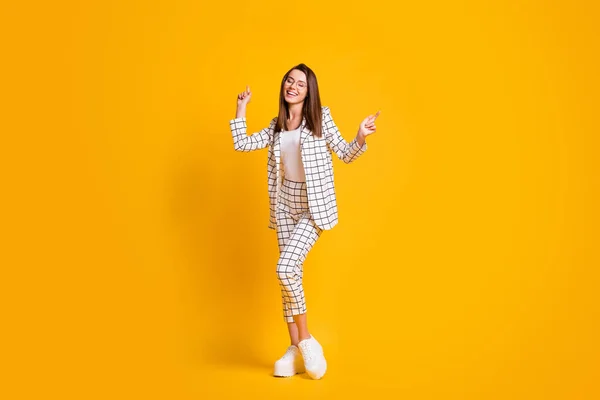 Tamanho total do corpo foto de mulher dançante vestindo óculos redondos desfrutando de música isolada no fundo de cor amarelo brilhante — Fotografia de Stock