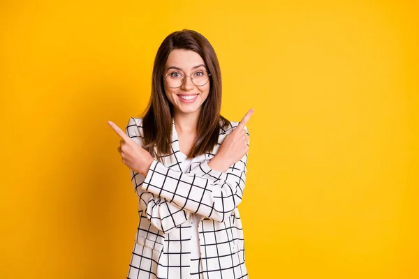 Foto van schattige leuke journalist gekleed plaid blazer wijzen twee vingers lege ruimte geïsoleerde gele kleur achtergrond — Stockfoto