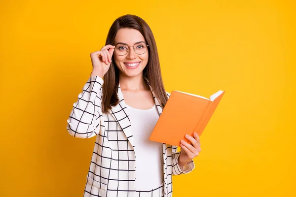 Foto de bonito encantador estudante vestido xadrez blazer braço óculos aberto organizador isolado cor amarela fundo — Fotografia de Stock