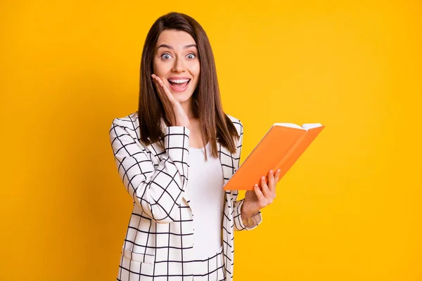 Foto de bela mulher surpreso usar xadrez do braço traje maçã do rosto Copybook boca aberta isolado cor amarela fundo — Fotografia de Stock