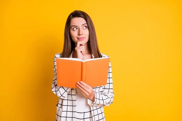 Foto di bella signora attraente indossare bianco plaid blazer braccio mento aperto copybook guardare spazio vuoto isolato colore giallo sfondo — Foto Stock