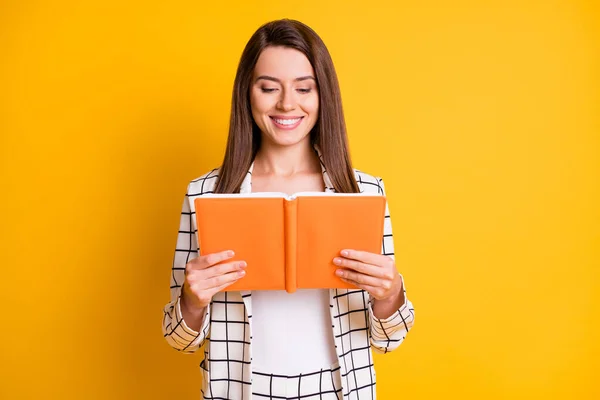 Foto di sorridente lucido denti intelligente signora lettura libro usura plaid vestito isolato colore giallo sfondo — Foto Stock