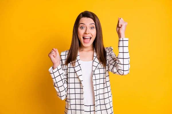 Foto de hermosa atractiva afortunada mujer de negocios estudiante vestida chaqueta a cuadros puños aislados color amarillo fondo —  Fotos de Stock