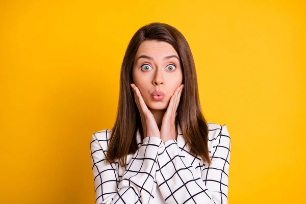 Foto de atraente engraçado senhora estudante usar jaqueta quadriculada feita lábios despojado braços maçãs do rosto isolado cor amarela fundo — Fotografia de Stock