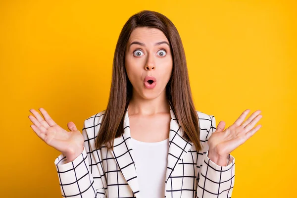 Foto de senhora surpreendida mulher vestida branco checkered blazer braços para cima lábios despojado isolado cor amarela fundo — Fotografia de Stock