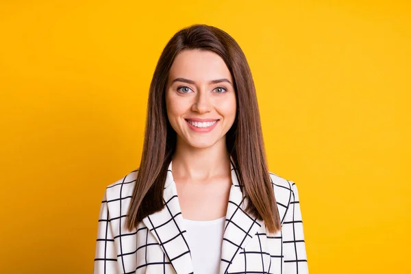 Foto retrato de linda mujer de negocios bastante agradable usar chaqueta a cuadros aislado color amarillo fondo — Foto de Stock