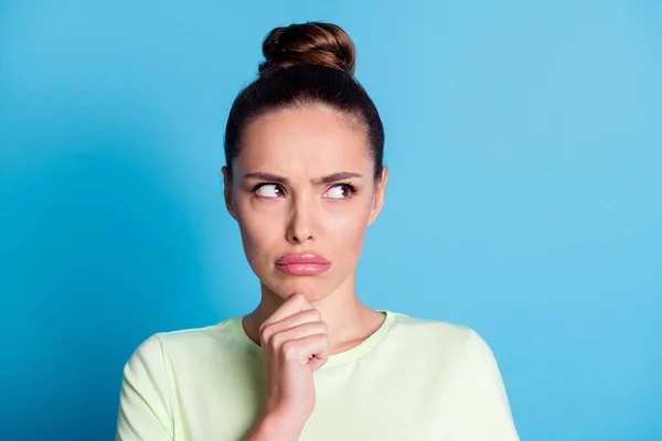 Foto de chica frustrada mirada espacio vacío toque dedo barbilla pensar pensamientos aislados sobre fondo de color azul — Foto de Stock