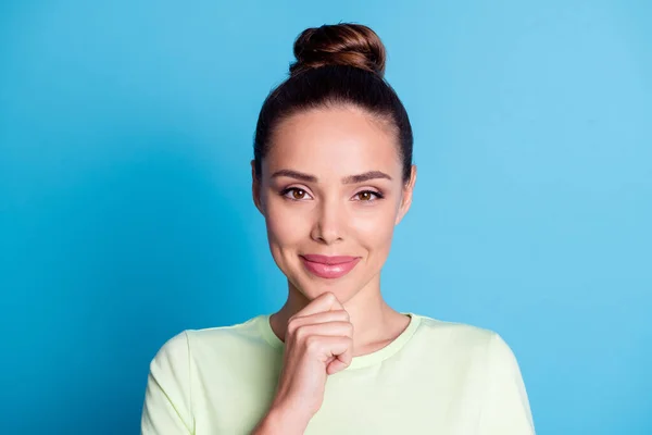 Retrato de chica bastante agradable toque mirada de la barbilla del dedo en la cámara aislada sobre fondo de color azul — Foto de Stock