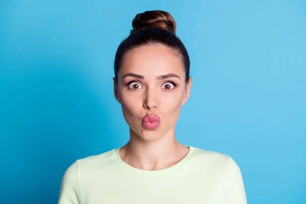 Porträt der schönen Dame Blick in die Kamera mit Lippen schmollenden Luftkuss senden Konzept isoliert über blauen Farbhintergrund — Stockfoto