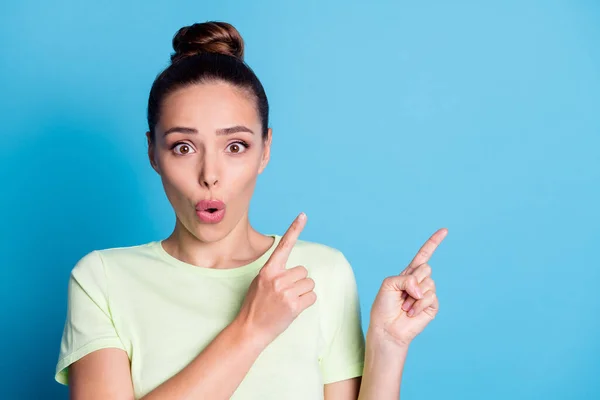 Foto de chica asombrada dedo índice espacio vacío aislado sobre fondo de color azul — Foto de Stock