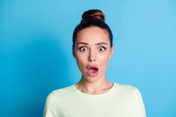 Retrato de chica asombrada mirada en la cámara grito aislado sobre fondo de color pastel azul — Foto de Stock