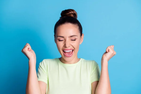Foto van gek blij meisje verhogen vuisten schreeuwen geïsoleerd over blauw pastel kleur achtergrond — Stockfoto