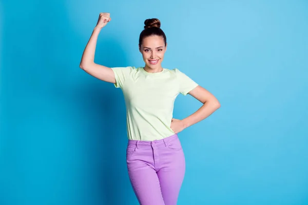 Foto de menina positiva mostrar bíceps braços isolados sobre azul cor pastel fundo — Fotografia de Stock