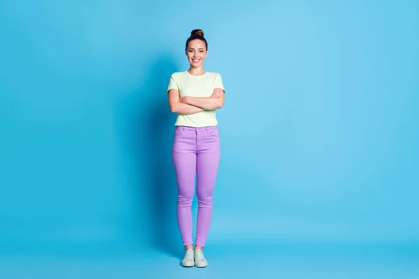 Pleine longueur de la taille du corps vue d'elle elle belle allure séduisante charmante belle mince gai gai fille aux cheveux bruns bras croisés isolés sur brillant vif éclat vibrant fond de couleur bleue — Photo