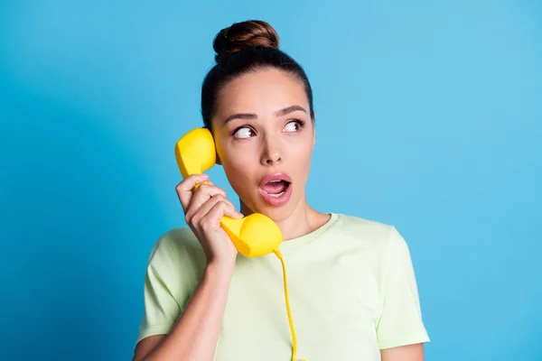 Gros plan portrait d'elle elle belle séduisante charmante magnifique mignonne jolie fille aux cheveux bruns parler sur téléphone rétro jaune isolé brillant vif vibrant fond de couleur bleue — Photo