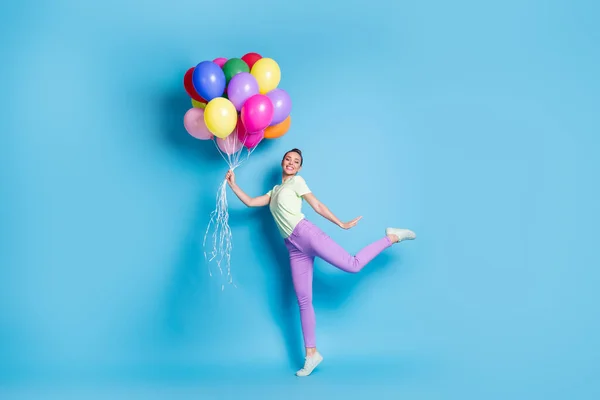 Volledige lichaamslengte foto van grappig meisje houden stapel van luchtballonnen dragen casual kleding geïsoleerd op levendige blauwe kleur achtergrond — Stockfoto