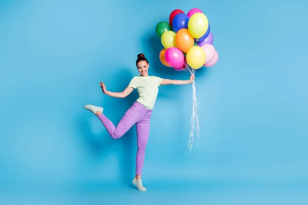 Foto de tamaño corporal de longitud completa de chica divertida sosteniendo pila de globos de aire coloridos sonriendo felizmente aislados sobre un fondo de color azul vibrante — Foto de Stock