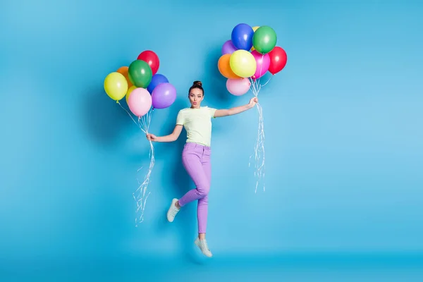 Foto de tamanho total do corpo da menina infantil pulando alto com balões enviando beijo de ar isolado no fundo de cor azul brilhante — Fotografia de Stock