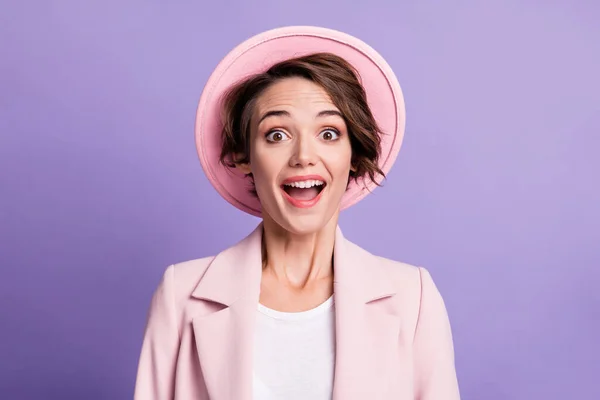 Foto retrato de mujer sorprendida linda ondulada desgaste retro chaqueta rosa vintage boca abierta aislado color púrpura fondo —  Fotos de Stock