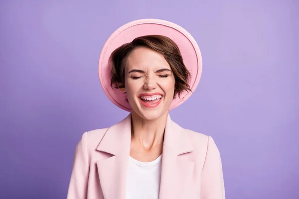 Foto de mujer risueño ondulado chica vestida rosa chaqueta retro ojos cerrados boca abierta aislado color púrpura fondo —  Fotos de Stock