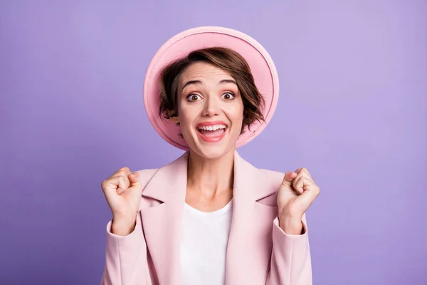 Foto van krullend geluk mooie vrouw dragen roze vintage blazer cap armen vuisten geïsoleerde violette kleur achtergrond — Stockfoto