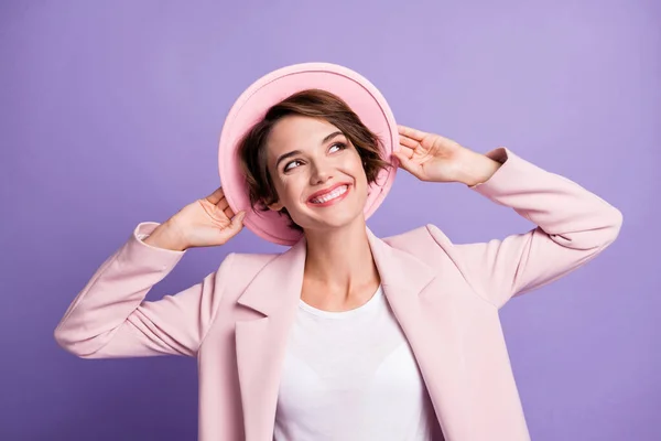 フォトの巻き陽気な女の子の女性はピンクのレトロブレザーアーム帽子を身に着けています空のスペース隔離された紫色の背景 — ストック写真