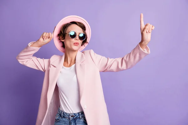 Foto de alegre mujer joven optimista bailando usar abrigo gorra gafas top aislado sobre fondo de color púrpura —  Fotos de Stock