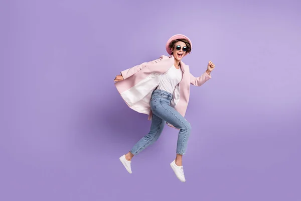 Foto de perfil de feliz agradable joven cabello castaño mujer corriendo gritar vestido ropa elegante aislado sobre fondo púrpura —  Fotos de Stock