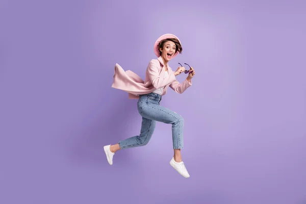 Profil photo de succès belle jeune fille aux cheveux bruns courir hurler décoller robe de lunettes de soleil vêtements élégants isolés sur fond violet — Photo