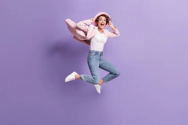 Profil zdjęcie zdumiony ładne młode brązowe włosy kobieta skoki krzyczeć sukienka stylowe ubrania izolowane na fioletowym tle — Zdjęcie stockowe