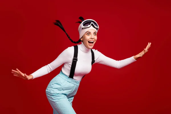 Foto di giovane bella felice positivo eccitato ragazza stupito snowboard durante le vacanze invernali isolato su sfondo di colore rosso — Foto Stock