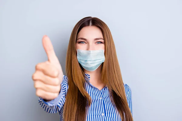 Close up foto portret van jonge aantrekkelijke ondernemer tonen als teken dragen blauw gezicht masker geïsoleerd op grijze achtergrond — Stockfoto