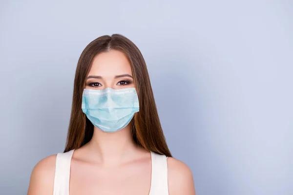 Close up de jovem linda menina vestindo máscara facial azul isolado no fundo de cor branca — Fotografia de Stock