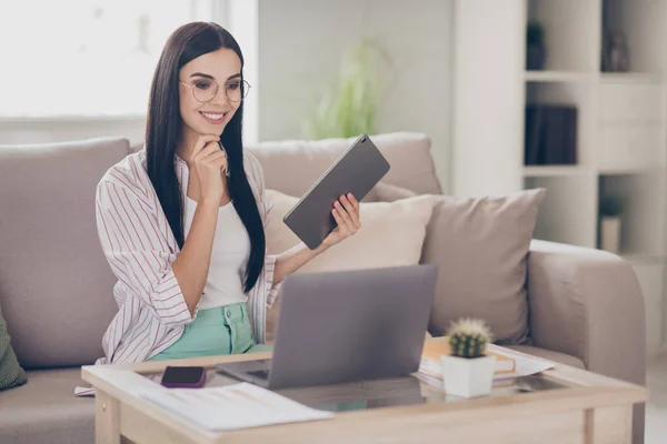 Foto di giovane donna d'affari tenere tablet dito mento indossare occhiali camicia in casa workstation all'interno — Foto Stock