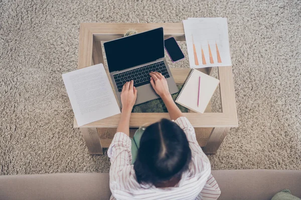 Nahoře nad vysokým úhlem fotografie mladé obchodní dáma sedět na pracovišti psaní notebook klávesnice papírování opotřebení košile v domácí pracovní stanici vnitřní — Stock fotografie