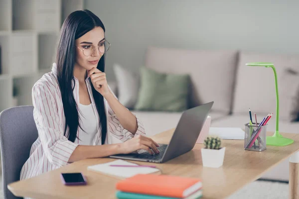 Foto retrato de reflexivo concentrado trabajando desde casa mujer de negocios mensajes de texto en el ordenador sonriendo haciendo proyecto tocando la barbilla — Foto de Stock