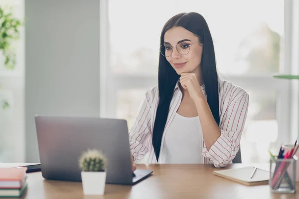 Foto de la señora de negocios inteligente sentada mesa buscando portátil de lectura brazo de navegación barbilla oficina interior — Foto de Stock