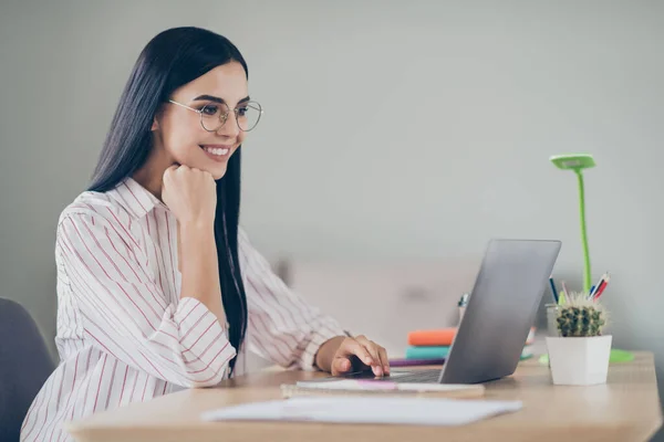 Profil fotografie veselý usmívající se žena makléř procházení internet ruka brada vnitřní workshop — Stock fotografie