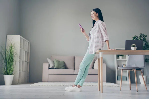 Profiel volledige lengte foto van slimme slimme vrouw hr zittafel browsen typen telefoon binnen werkplek — Stockfoto