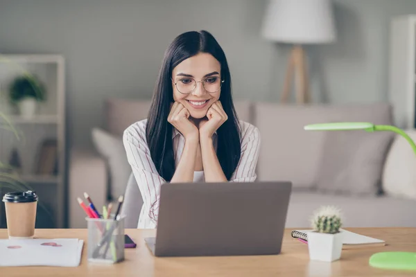 Foto retrato de la mujer creativa inteligente hr sentada mesa hablando mirando portátil manos mentón interior estación de trabajo — Foto de Stock