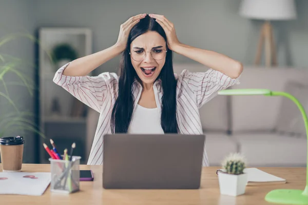 Foto retrato de la mujer asustada gritando a la cabeza del ordenador portátil con dos manos en el interior — Foto de Stock