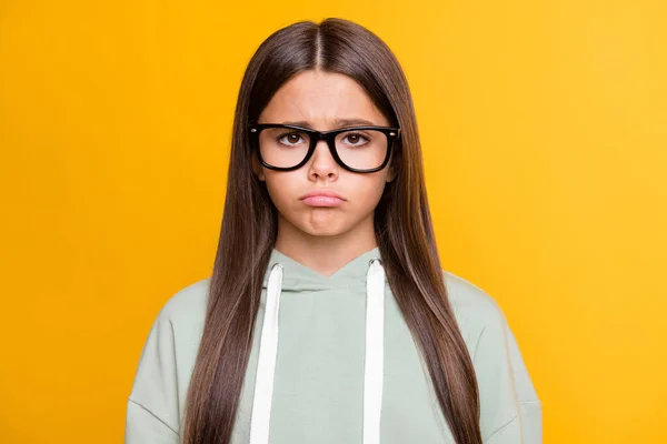 Foto de triste estresado divertida niña de la escuela desgaste casual gris gafas aisladas de color amarillo de fondo —  Fotos de Stock