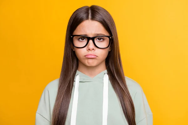 Photo triste stressé drôle écolière porter casual gris tenue lunettes isolé couleur jaune fond — Photo